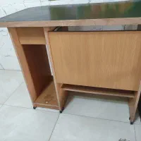 میز مطالعه و کامپیوتر