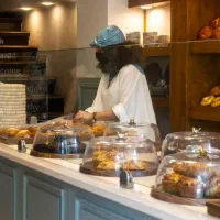 فروشنده خانم در کافه نان