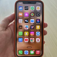 اپل iPhone 12 با حافظهٔ ۱۲۸ گیگابایت