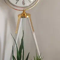 ساعت سه پایه ایستاده