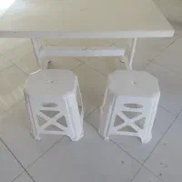 میز و چهار پایه پلاستیکی
