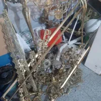 خریدار و فروشنده بوفه و ساعت برنزی
