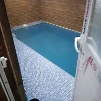 کلبه سوئیسی استخر سرپوشیده آب گرم جنگل شخصی.