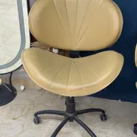 صندلی آرایشگاهی و ساعت ایستاده