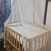 تخت کنار مادر