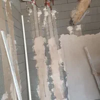 به یک نفر شاگرد گچکاری جهت کار در کردستان عراق