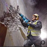 کارگر جهت تخریب با هیلتی و سایر کارهای بنایی