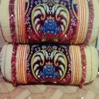 بالشت پر با رویه مخمل تمیز