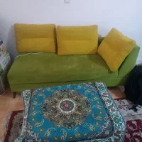 کاناپه و میز جلوش