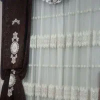 پرده سلطنتی با تاج سفید