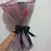 گل رز با روبان