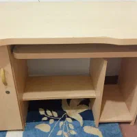 میز کامپیوتر تمیز و سالم