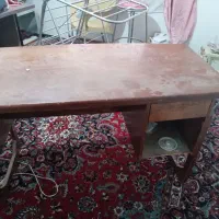 یک میز تحریر قدیمی