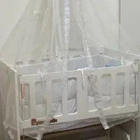 تخت کنار مادر