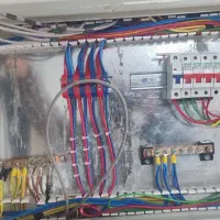 به یک برقکار ساده فنی یا نیمه ماهر نیازمندیم