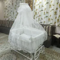 تختخواب نوزاد (گهواره ای) همراه با یک تشک اضافه