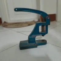 دکمه منگنه زن