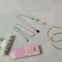 بدلیجات گردنبند و گوشواره و کلیپس و رژ حرارتی