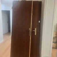 درب چوبی اتاق و سرویس ها