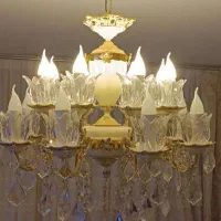 یک عدد لوستر ۸ شاخه ۱۶ شعله کرم طلایی