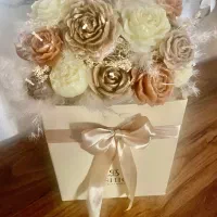 باکس گل ماندگار با گل های شمعی