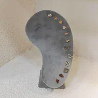 گوشواره میخی