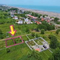 زمین-ساحلی-مشرف-به-آبی-دریا-منظره-ای-بینظیر