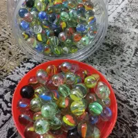 تعداد زیادی تیله توشله شیشه ای سه پر اصلی