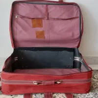 چمدان قدیمی و نوستالژی زرشکی|کلکسیون اشیاء عتیقه|اصفهان, ارغوانیه|دیوار