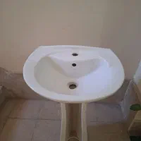 روشویی همراه با پایه