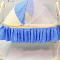 گهواره کنارتخت مادر