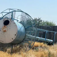 منبع آب ۵ هزار لیتری ایستاده و پمپ کفکش چاه آب