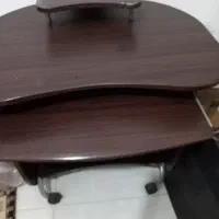 میز تحریر و لپ تاپ