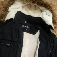 تعدادی پالتوبارانی و مانتو|لباس|میانه, |دیوار