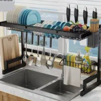 سبد آبچکان پشت پنجره ای