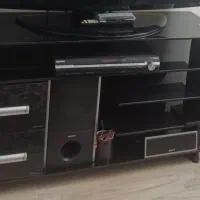 میز تلویزیون شیشه ای تمیز و سالم