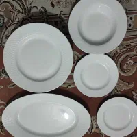 تعدادی ظروف چینی و قابلمه روحی درب چاقو