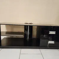 میز تلویزیون شیشه ای تمیز
