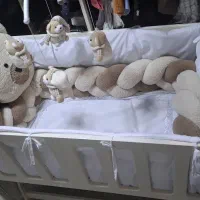 تخت کنار مادر