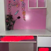 میز تحریر و کامپیوتر و کتابخانه