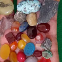 تعدادی سنگ و نگین انگشتر پلاک عقیق فیروزه لاجورد..