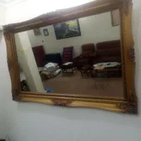 اینه ی بزرگ بدون شکستگی یا ترک دور قابم چوبه