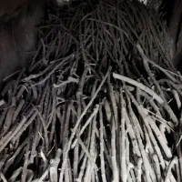 کارگر برای کار در کارگاه تولید ذغال