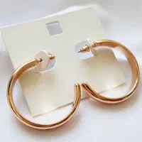 گوشواره نیم حلقه‌ طلایی، سادگی و جذابیت درکنار هم