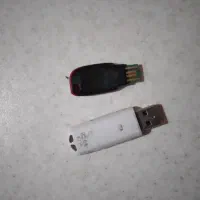 ۲عدد فلاش یکی ۸ و یکی ۱۶ گیگ