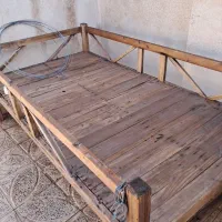 تخت خواب داخل حیاط