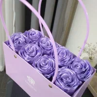 باکس گل رز روبانی یاسی ۸ شاخه، مناسب هدیه