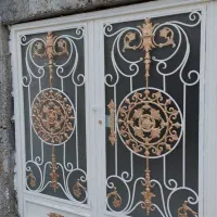 نقاشی ساختمان و درب پنجره