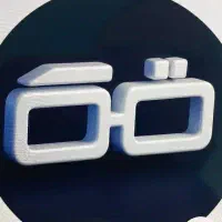 فروشنده خانم در عینک فروشی