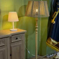 آباژور ایستاده کنار سالنی مدرن کلاسیک اسپرت